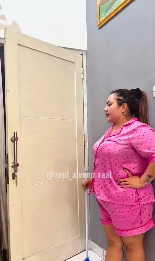 7 Potret ruang tamu mini Lisa Mariana, cerminnya unik beri kesan efek luas