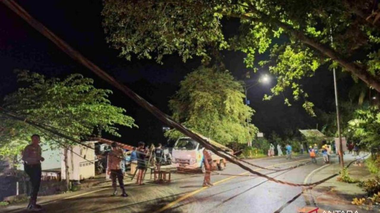 PLN NTB Tangani Cepat Gangguan Jaringan Listrik di Kuta Lombok Akibat Cuaca Buruk