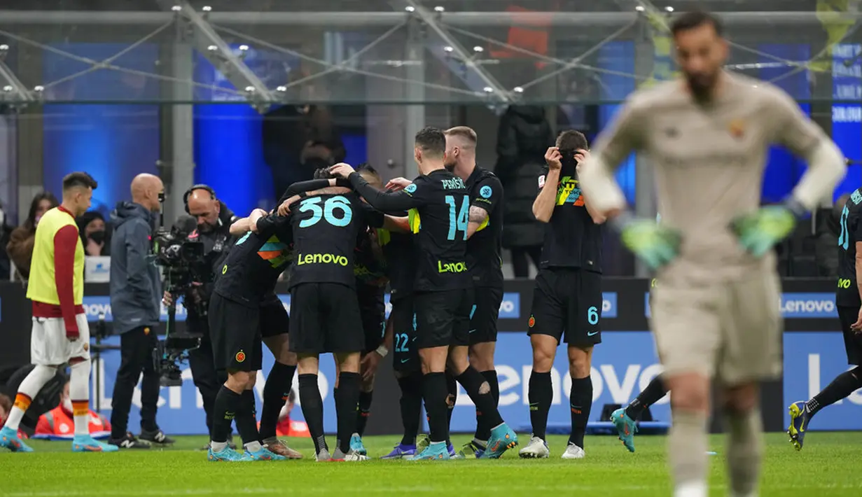 Para pemain Inter Milan merayakan gol dari rekan satu tim mereka Alexis Sanchez ke gawang AS Roma pada pertandingan sepak bola Coppa Italia di Stadion San Siro, Milan, Italia, 8 Februari 2022. Inter Milan menang 2-0. (AP Photo/Antonio Calani)