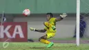 Kiper Madura United, Angga Saputra mencoba menahan tendangan penalti pemain PBFC di laga 8 besar PIala Presiden 2017 di Stadion Manahan Solo, Sabtu (25/2). PBFC unggul adu penalti 5-4 (0-0). (Liputan6.com/Helmi Fithriansyah)