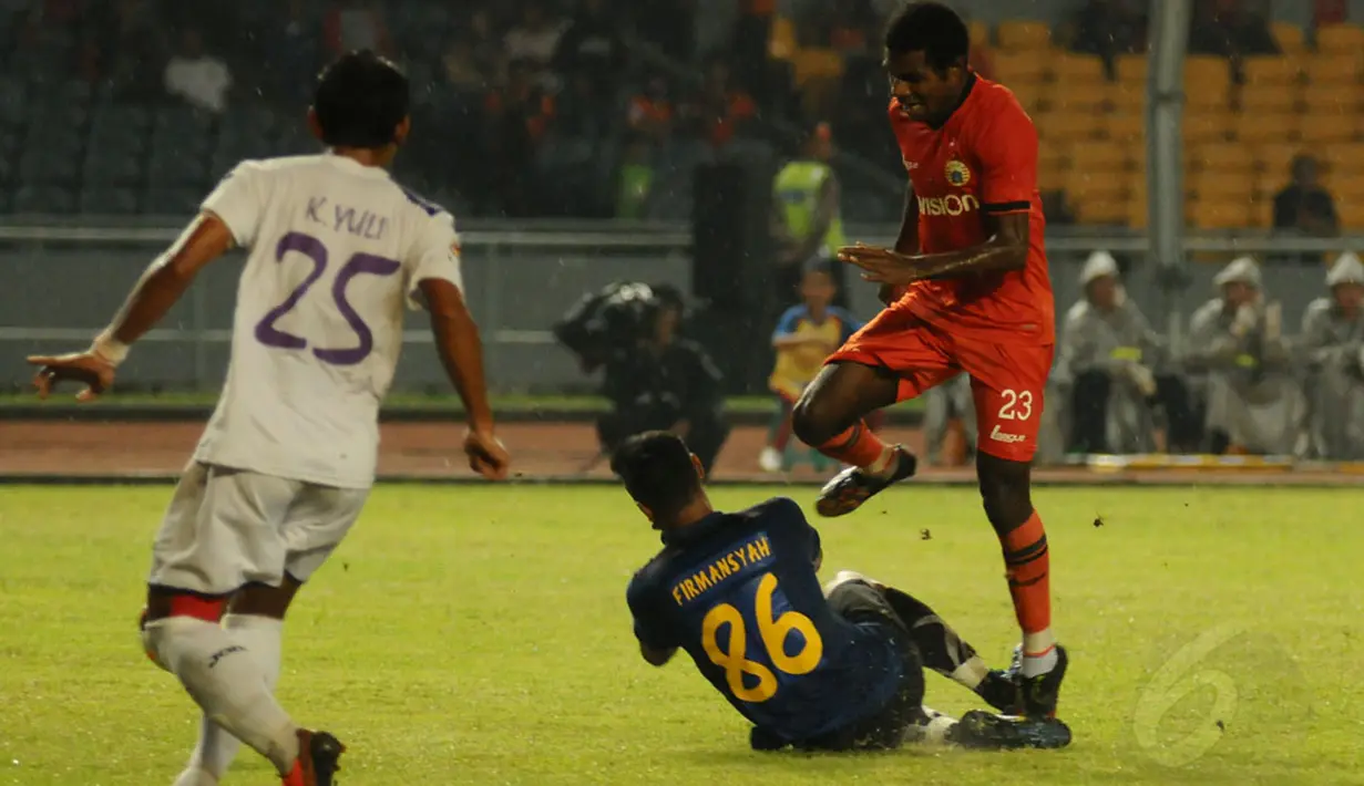 Penjaga gawang Persik Kediri, M Sandy Firmansyah (bawah) berhasil mematahkan serangan Persija Jakarta yang dibangun Victor Pae (kanan) saat berlaga di stadion GBK, (30/5/2014). (Liputan6.com/Helmi Fithriansyah) 