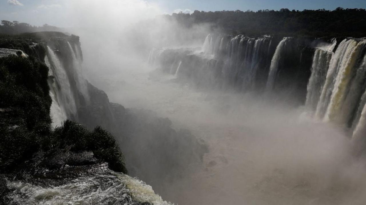 Selain itu, ada salah satu tempat yang menjadi daya tarik wisatawan yakni The Devil’s Throat, jurang berbentuk U yang menjadi aliran dari air terjun.