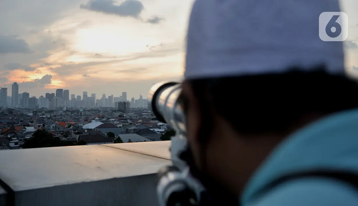Tim Hisab Rukyat Kantor Wilayah (Kanwil) Agama Provinsi DKI memantau hilal awal Ramadan 1441 Hijriah di atap Gedung Kanwil Agama DKI Jakarta, Cawang, Jakarta, Kamis (23/4/2020). Kanwil Agama Provinsi DKI memutuskan awal Ramadan 1441 Hijriah jatuh pada hari Jumat (24/4). (Merdeka.com/Iqbal S Nugroho)