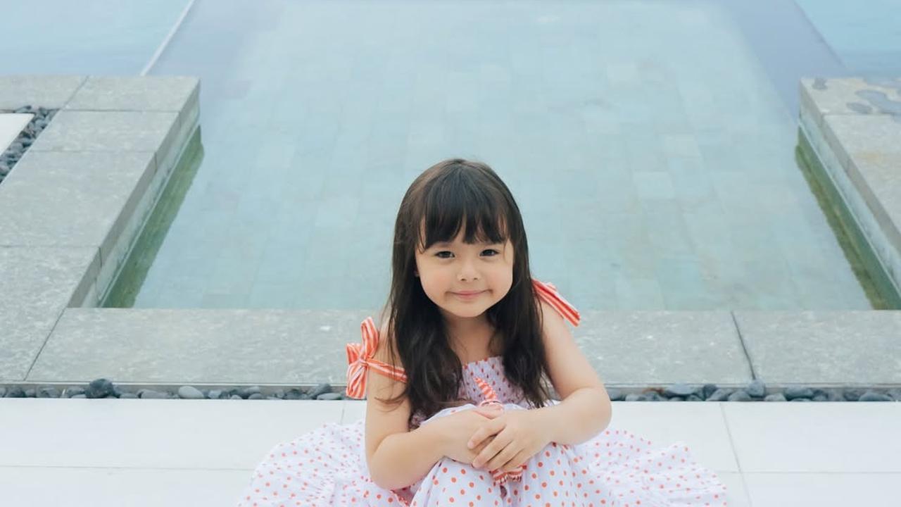 Potret Gemas dan Lucunya Chloe, Anak Asmirandah yang Sudah Pintar Pose