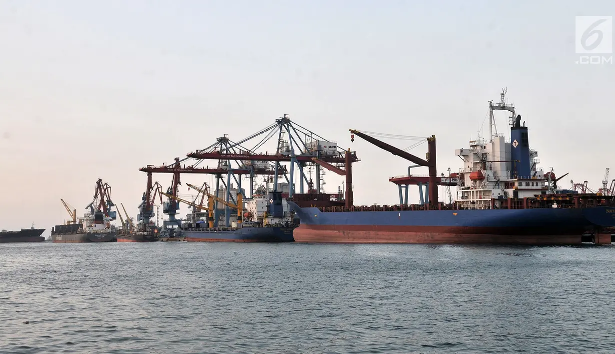 Aktivitas bongkar muat peti kemas di Pelabuhan Tanjung Priok, Jakarta, Rabu (14/8/2019). Badan Pusat Statistik (BPS) menyatakan neraca dagang Indonesia sepanjang Januari hingga Juli 2019 mengalami defisit sebesar USD 1,9 miliar atau setara Rp 27 triliun. (merdeka.com/Iqbal Nugroho)