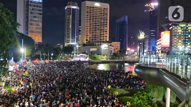 Rayakan Tahun Baru, Ribuan Warga Tumpah Ruah Padati Kawasan Bundaran HI