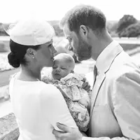Setelah Pangeran Charles naik takhta gantikan posisi Ratu Elizabeth II, anak-anak Harry dan Meghan Markle kini dapat gelar pangeran dan putri. (Instagram/sussexroyal).