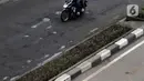 Kondisi sebagian Jalan Rasuna Said, Kuningan yang rusak, Jakarta, Selasa (22/2/2022). Kerusakan jalan tersebut bisa membahayakan keselamatan pengendara dan menghambat arus lalu lintas. (Liputan6.com/Helmi Fithriansyah)