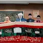 Khofifah Indar Parawansa mendapat hadiah kiswah makbaroh dari cicit Syekh Abdul Qadir Jailani, Al Sayyid Al Syech Afeefuddin Al Jailani saat bersilaturahim di Kuala Lumpur Malaysia. (Istimewa)