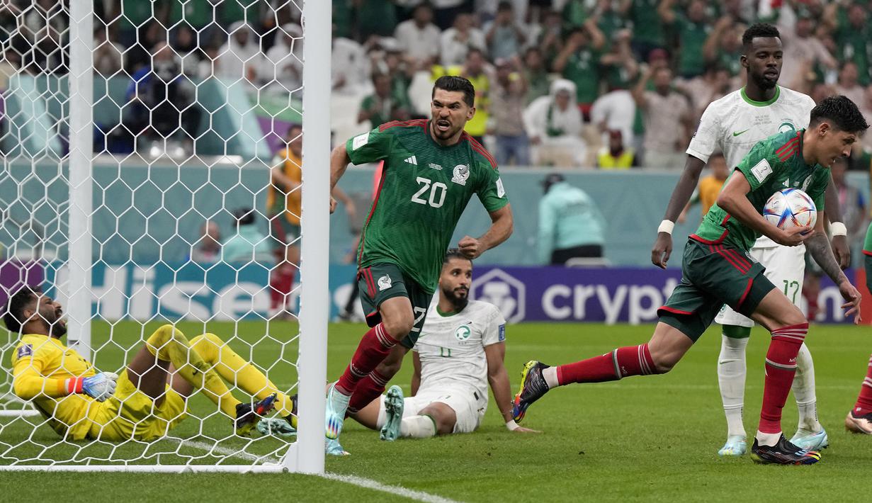 Mampu menahan Meksiko tanpa gol di babak pertama, pasukan Herve Renard justru terpecah konsentrasinya di awal babak kedua. Hanya berjarak lima menit, Arab Saudi harus kebobolan dua gol pada menit ke-47 dan 52. (AP/Ricardo Mazalan)