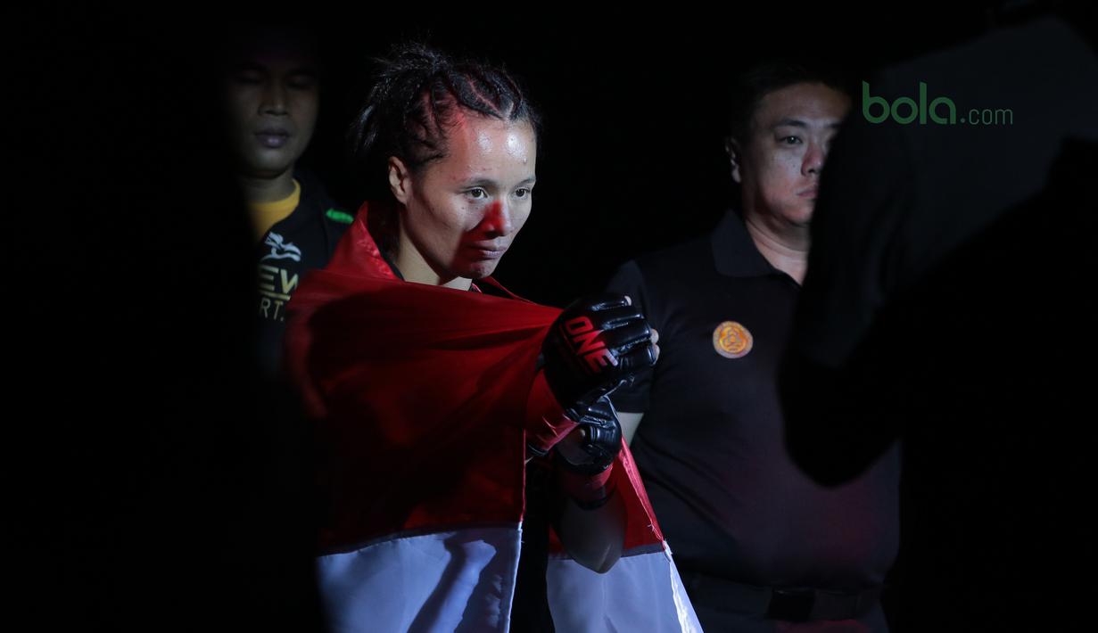 Priscilla Lumban Gaol saat bersiap melawan petarung asal Filipina, Rome Trinidad pada ajang One Championship 2018 di Jakarta Convention Center, Sabtu (12/5/2018). Priscilla menang padan ronde pertama. (Bola.com/Nick Hanoatubun)