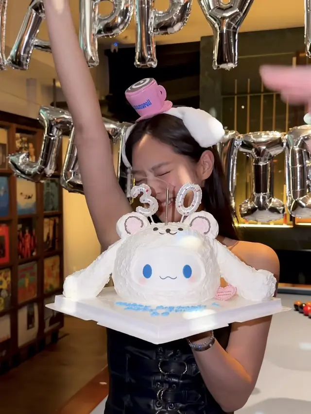 Jennie Blackpink ulang tahun ke-30 dengan dress strapless. [@jennierubyjane]