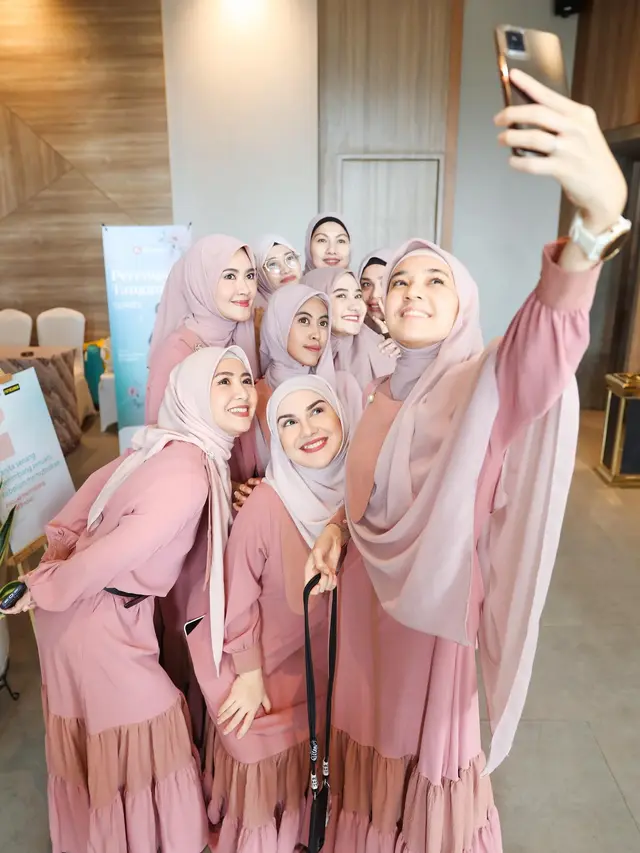 7 Potret Irish Bella Jadi Panitia Kajian Perempuan Tangguh Ini Curi Perhatian
