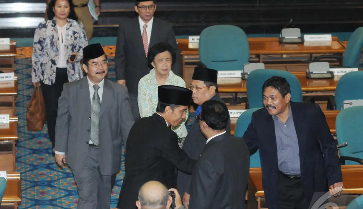 Anggota DPRD DKI Jakarta menyalami Jokowi saat pria asal Solo itu memasuki ruang rapat DPRD DKI Jakarta, Rabu (23/7/14) (Liputan6.com/Herman Zakharia)