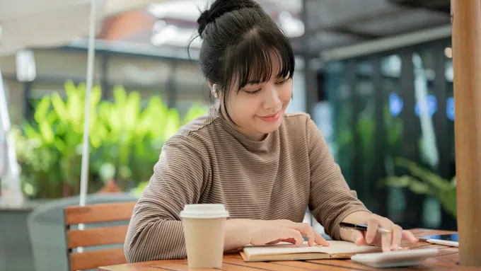 wanita september kalem cerdas