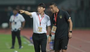 Pelatih Timnas Indonesia U-19, Shin Tae-yong berdiskusi dengan asisten pelatih Yoo Jae-hoon saat melawan Brunei Darussalam U-19 dalam laga matchday kedua penyisihan Grup A Piala AFF U-19 2022 di Stadion Patriot Candrabhaga, Bekasi, Senin (4/7/2022). (Bola.com/M Iqbal Ichsan)
