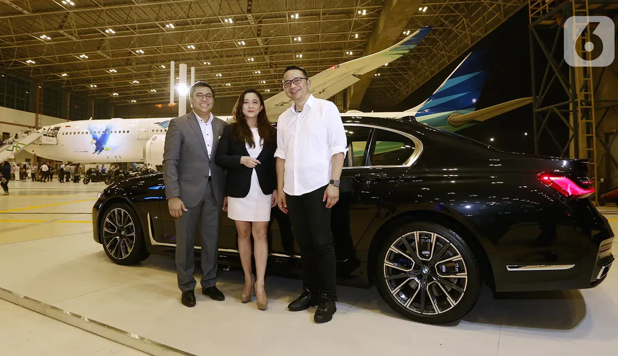Director of Communications BMW Group Indonesia, Jodie O’tania (tengah), Vice President of Sales Bayu Riyanto dan CEO PT. Garuda Indonesia hadir pada program penjualan inovatif THE NEW 7 dan peluncuran Pesawat Garuda Indonesia Airbus di Bandara Soetta Tangerang, (27/11/2019). (Liputan6.com/HO/Ismail)