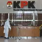 Petugas menyemprotkan cairan disinfektan di Gedung KPK, Jakarta, Selasa (22/9/2020). Penyemprotan dilakukan secara rutin untuk mengantisipasi serta menekan penyebaran virus COVID-19 menyusul temuan sedikitnya 21 kantor kementerian/lembaga yang menjadi klaster baru. (Liputan6.com/Helmi Fithriansyah)