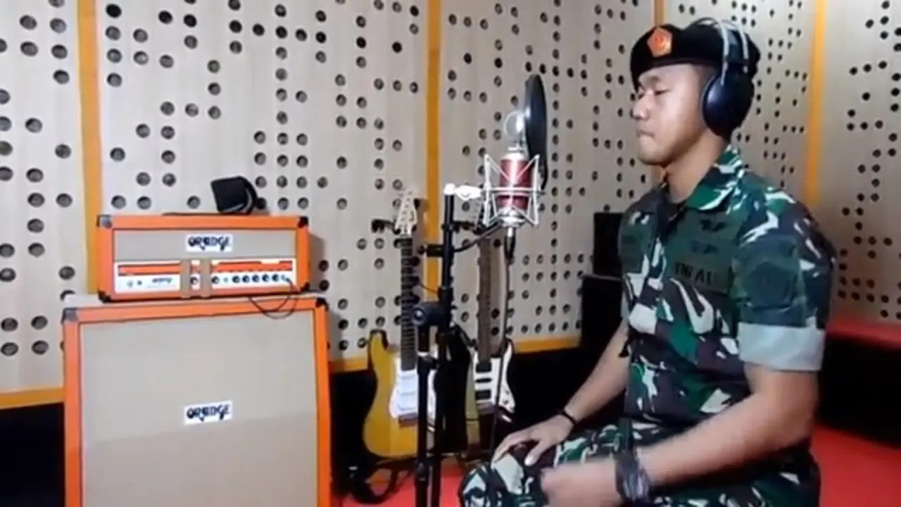 Seorang TNI AU Menyanyikan Lagu Despacito