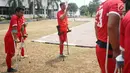 Tim Garuda Indonesia Amputee Football (INAF) saat sesi latihan di kawasan Pesanggrahan, Jakarta, Sabtu (3/8/2019). Latihan tersebut digelar untuk persiapan laga uji coba menghadapi salah satu tim sepak bola amputasi di Inggris dan Jepang pada tahun 2020 nanti. (Liputan6.com/Immanuel Antonius)