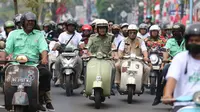 Ratu Dewa membonceng Prima Salam menggunakan vespa jadul dikawal para pendukungnya, saat mendaftarkan diri ke KPU Palembang untuk mengikuti Pilkada Palembang 2024 (Dok. Humas Tim Pemenangan Ratu Dewa-Prima Salam / Nefri Inge)