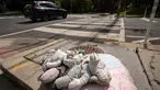 Boneka putih kecil diletakkan di jalan Irving dan 14th, Timur Laut, di Washington, DC, memberikan penghormatan kepada Allie Hart, 5 tahun, yang tertabrak dan meninggal dunia di tempat penyeberangan ini pada tahun 2021. (AP Photo/Mark Schiefelbein)