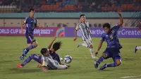 Pertandingan antara Timnas Argentina U-17 versus Jepang U-17 pada matchday kedua Piala Dunia U-17 2023 di Stadion Jalak Harupat, Bandung, hari Selasa (14/11/2023).(Ikhwan Yanuar Harun/Bola.com)