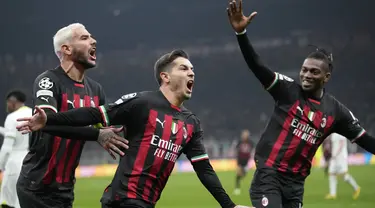 Gelandang AC Milan, Brahim Diaz (tengah) berselebrasi usai mencetak gol ke gawang Tottenham Hotspur selama pertandingan leg pertama babak 16 besar Liga Champions di stadion San Siro di Milan, Italia, Rabu (15/2/2023). AC Milan menang tipis atas Tottenham dengan skor 1-0. (AP Photo/Luca Bruno)