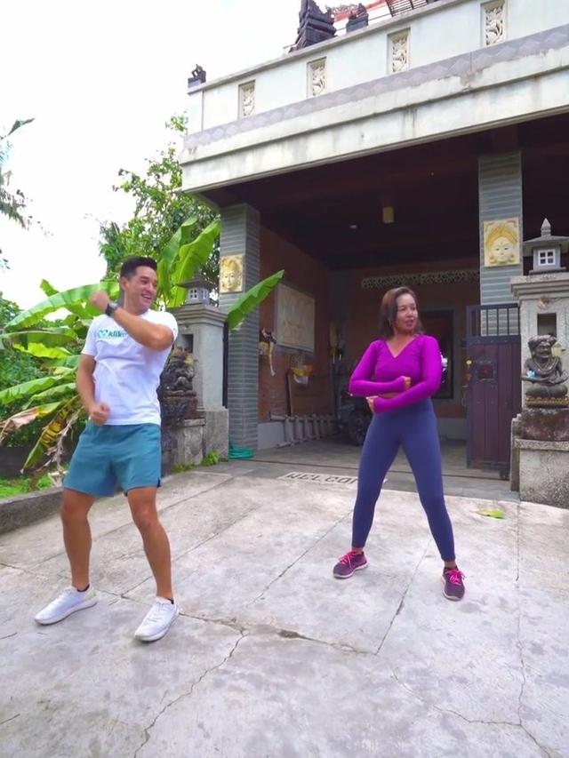 6 Potret Andrew White Jadi Instruktur Senam Ibu-Ibu Kompleks, Bikin Semangat