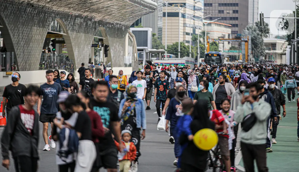 Warga berolahraga saat car free day di kawasan Bundaran HI, Jakarta, Minggu (4/12/2022). Menurut Kementerian Kesehatan, mayoritas masyarakat Indonesia sudah memiliki antibodi terhadap COVID-19 baik melalui infeksi maupun lewat program vaksinasi virus corona. (Liputan6.com/Faizal Fanani)