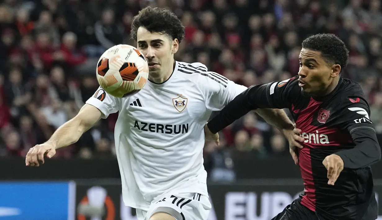 Pemain Bayer Leverkusen, Amine Adli (kanan) berusaha merebut bola dari pemain Qarabag, Behlul Mustafazade saat laga leg kedua 16 besar Liga Europa 2023/2024 di BayArena, Leverkusen, Jerman, Jumat (15/03/2024) dini hari WIB. (AP Photo/Martin Meissner)