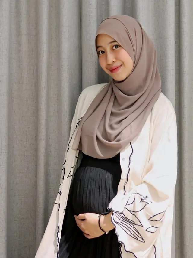 Maternity Shoot Adiba Khanza Putri Umi Pipik Hamil Anak Pertama. [@adiba.knza]