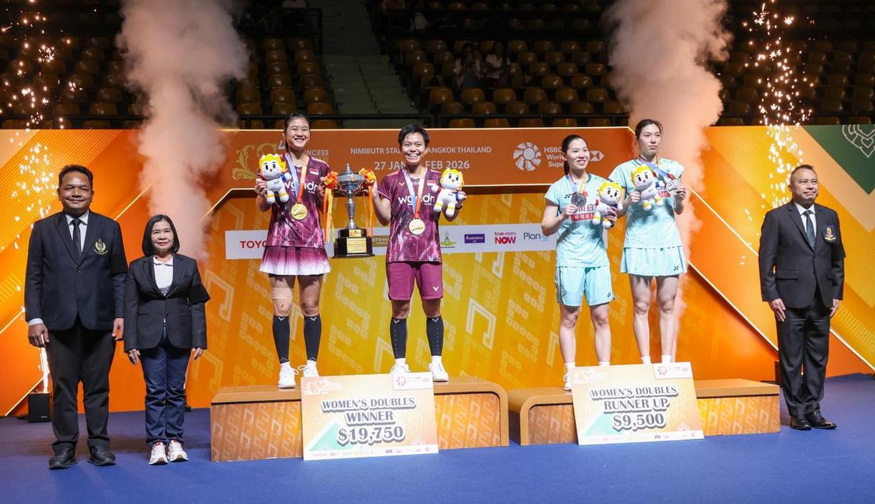 Pasangan ganda putri Indonesia, Amalia Cahaya Pratiwi/Siti Fadia Silva Ramadhanti saat di podium juara Thailand Masters 2026 usai menumbangkan wakil China, Bao Li Jing/Li Yi Jing di Stadion Nimibutr, Bangkok, Thailand, Minggu (1/2/2026) siang WIB. (Dok. PBSI)