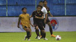 Kelebihan itu membuat Rasyid Bakri tak jarang jadi incaran utama pemain tim lawan untuk dimatikan. (Bola.com/Ikhwan Yanuar)