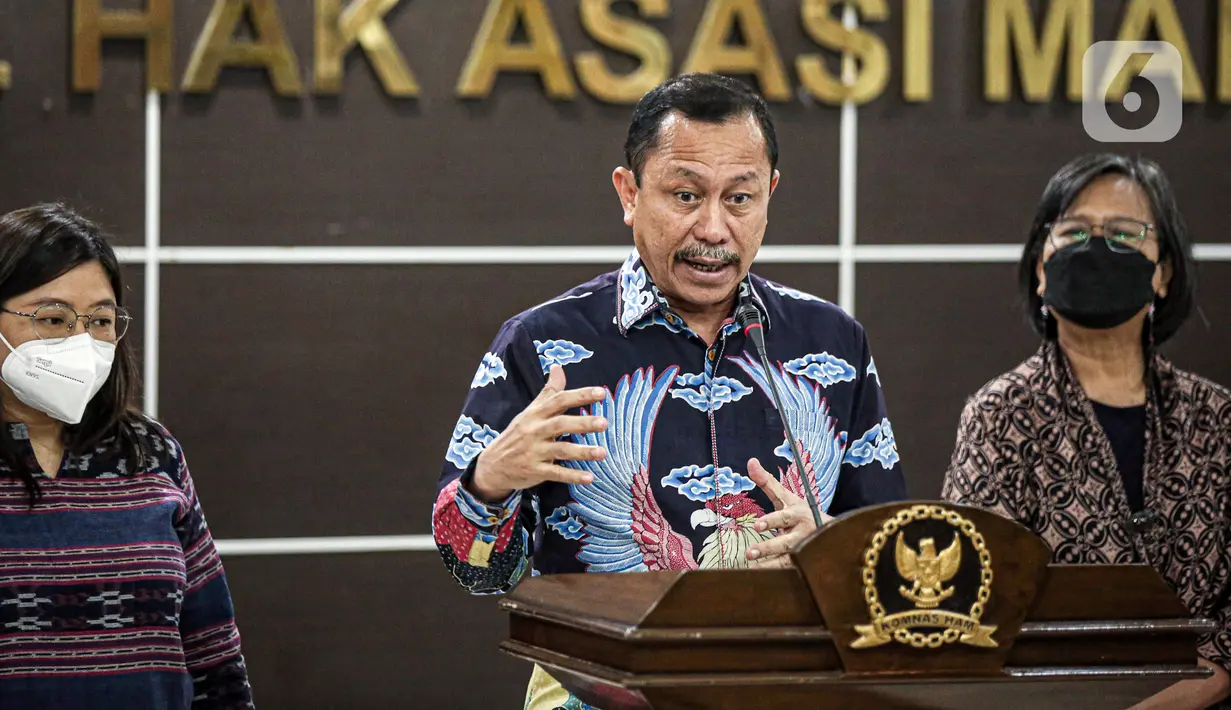 Ketua Komnas HAM Ahmad Taufan Damanik menyampaikan keterangan perkembangan pemantauan dan penyelidikan atas peristiwa baku tembak yang terjadi di rumah dinas mantan Kadiv Propram Polri di Kantor Komnas HAM, Jakarta, Senin (8/8/2022). Komnas HAM menggandeng Komnas Perempuan untuk memeriksa istri Irjen Ferdy Sambo, Putri Candrawathi, terkait kasus tewasnya Brigadir Nofriansyah Yoshua Hutabarat atau Brigadir J. (Liputan6.com/Faizal Fanani)