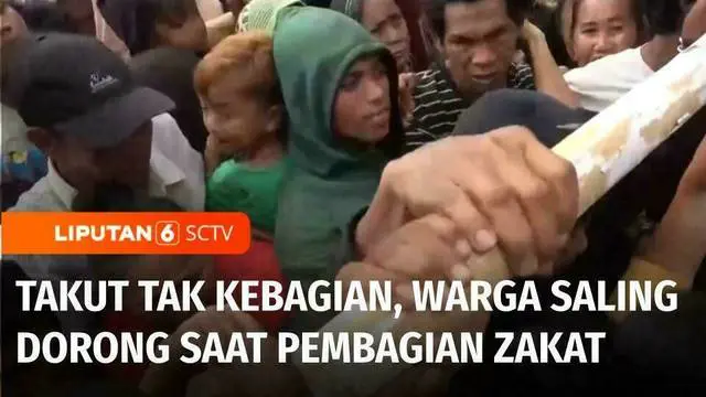 Kericuhan terjadi dalam pembagian zakat di Kota Makassar, Sulawesi Selatan. Takut tak dapat bagian warga yang mengantre pun saling dorong.