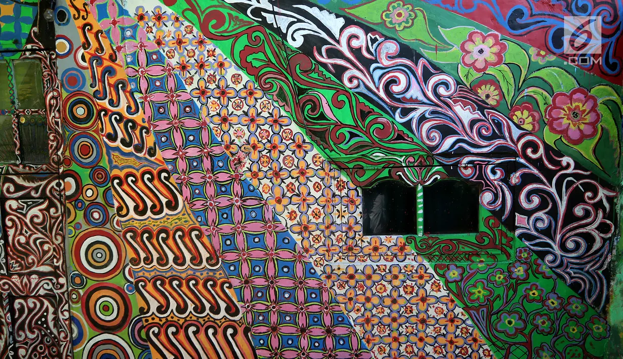 Lukisan batik yang menghiasi rumah bagian depan di kampung warna-warni Kelurahan Kesatrian, Kota Malang, Minggu (5/11). Lukisan di kampung tersebut melibatkan komunitas mural dan seniman. (Liputan6.com/Fery Pradolo)