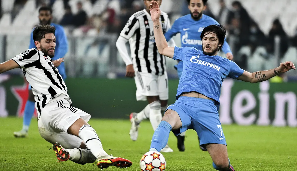 Gelandang Juventus, Manuel Locatelli berebut bola dengan penyerang Zenit St. Petersburg, Sardar Azmoun pada match day ke-4 Liga Champions di Allianz stadium, Rabu (3/11/2021) dinihari WIB. Menjamu Zenit, Juventus menang 4-2 atas Zenit. (Marco Alpozzi/LaPresse via AP)