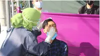 Salah satu pengunjung pasar harian di Gorontalo, yang sebelumnya tidak memakai masker, langsung di rapid antigen. foto: dok humas (Arfandi Ibrahim/Liputan6.com)