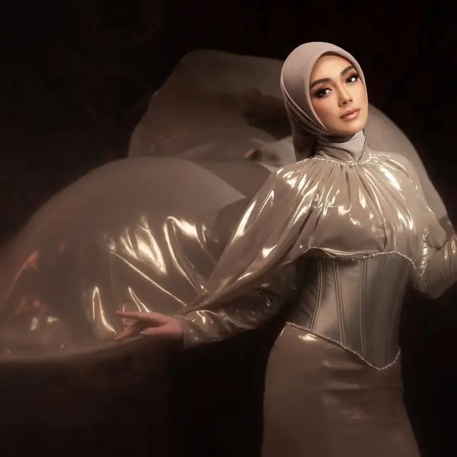 Celine Evangelista Pakai Gaun Cape Elegan