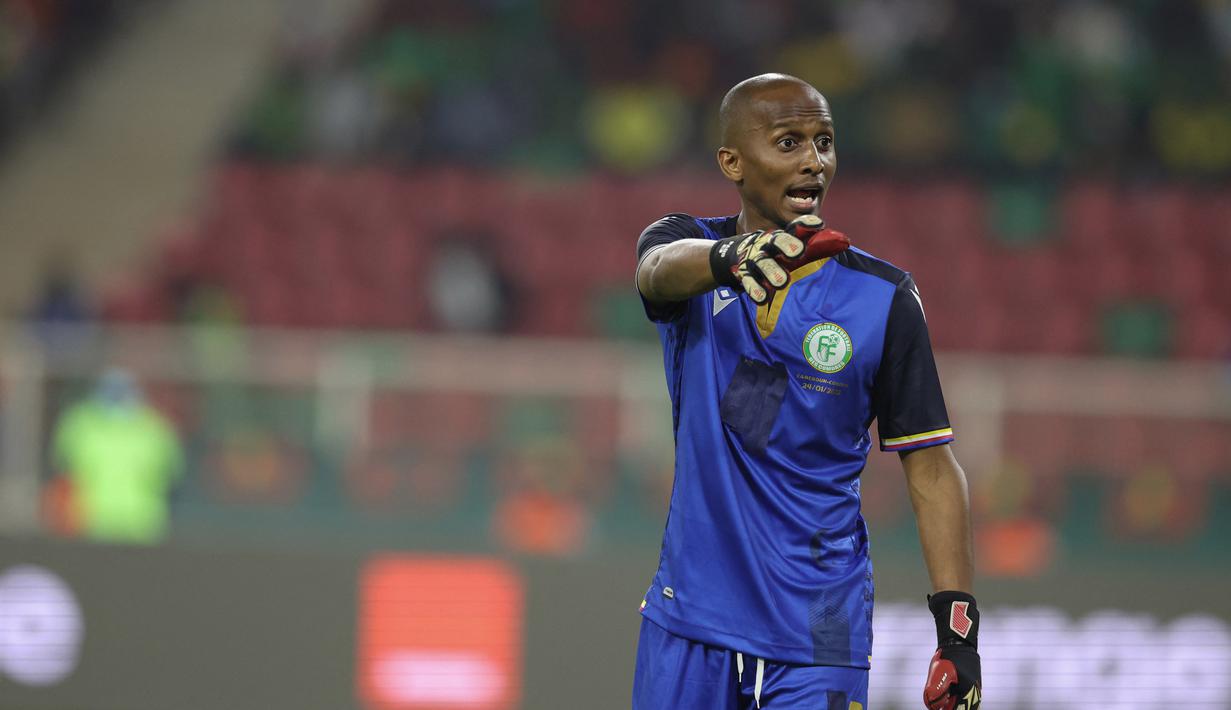 Comoros terpaksa memainkan bek Chaker Alhadhur sebagai kiper dadakan pada laga melawan Kamerun. Hebatnya, pemain 30 tahun itu tampil cukup impresif di bawah mistar dengan empat kali melakukan penyelamatan. (AFP/Kenzo Tribouillard)