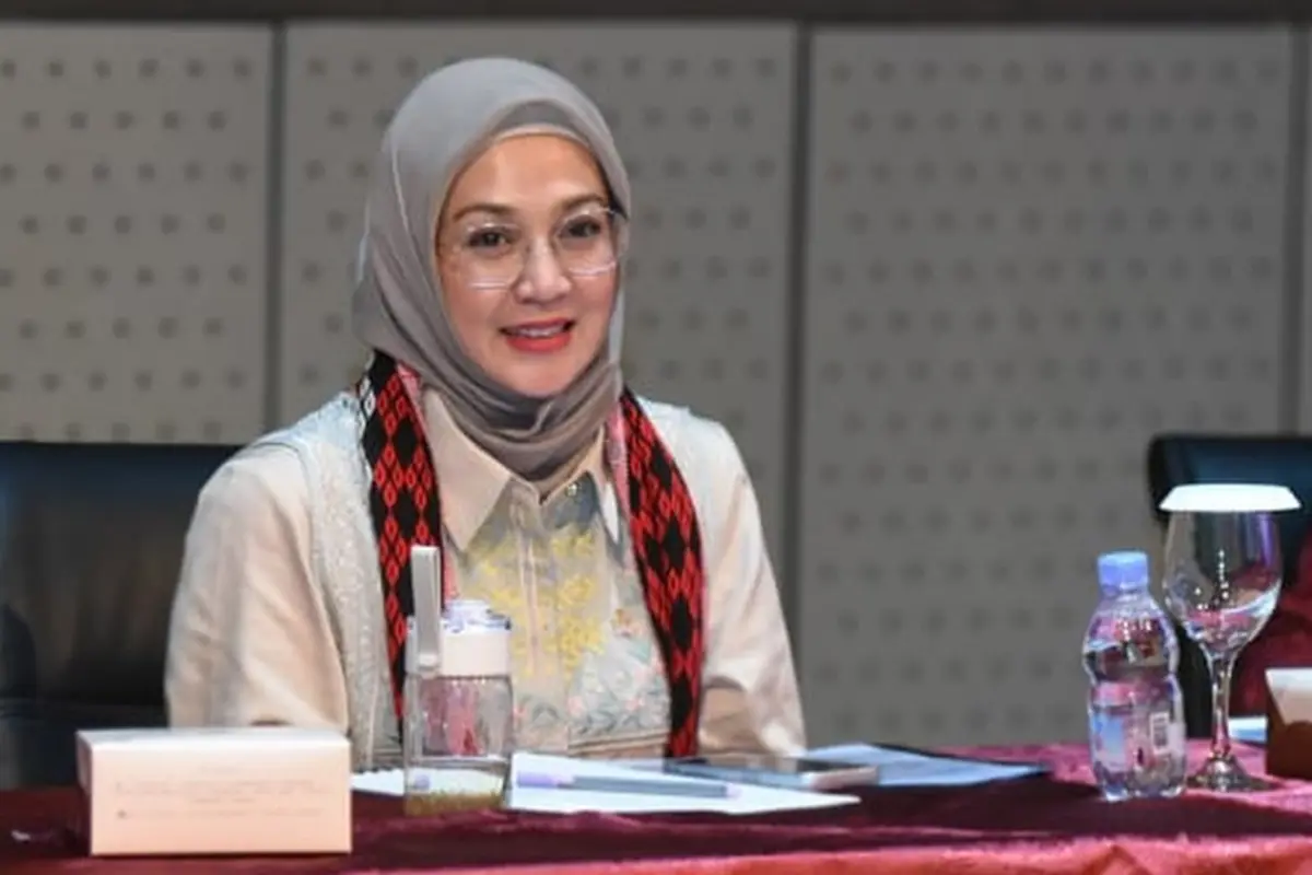 6 Fashion Ibu Pejabat ala Dina Lorenza, Sederhana dan Modis untuk Usia 50 Tahun