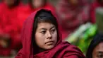 Seorang wanita Hindu Nepal saat mengikuti Festival Swasthani Brata Katha di Hutan Changu Narayan di Bhaktapur, Nepal, (8/2). Dalam festival ini, para wanita melakukan penyucian diri dengan mandi suci di sungai. (AFP Photo / Prakash mathema)