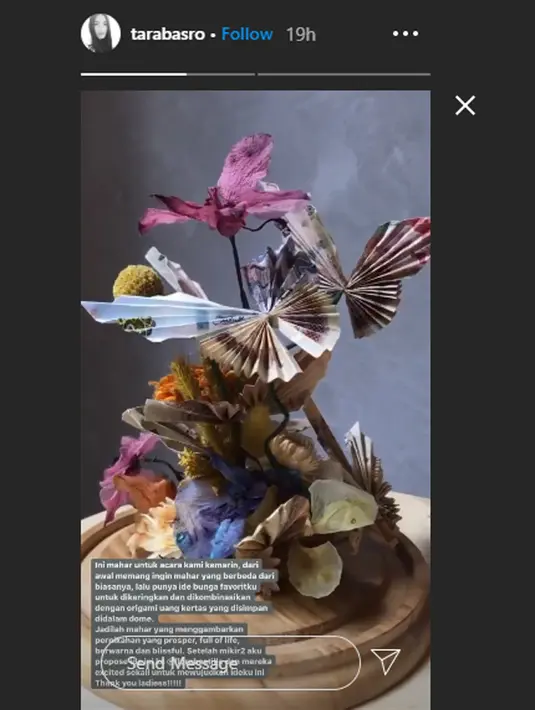 Sebuah bunga kesukaan Tara yang dikeringkan lalu dikombinasikan dengan origami uang kertas. Rangkaian tersebut dimasukan ke dalam vas kaca besar. Sangat cantik memang. Nah, Tara ternyata memiliki maksudnya sendiri memilih mahar tersebut. (Instagram/tarabasro)
