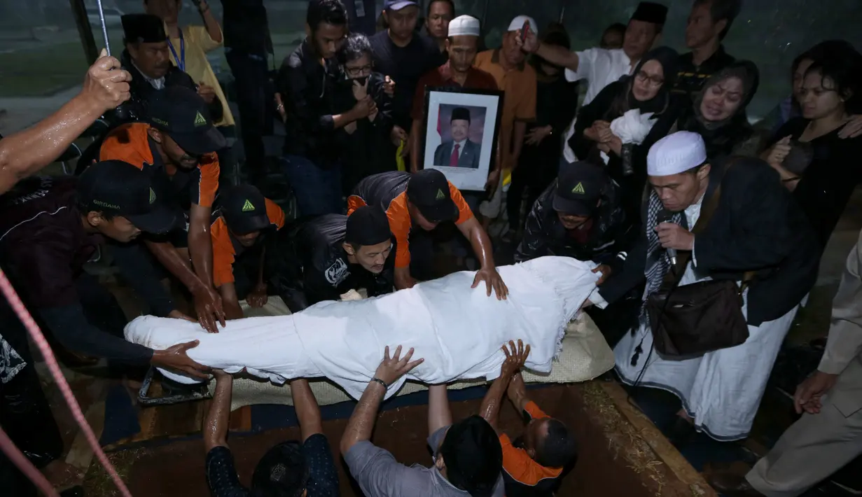 Walaupun angin kencang dan hujan deras terus mengguyur suasana pemakaman, anak-istri dan keluarga serta kerabat Sutan tetap mengikuti proses pemakaman sampai selesai. (Bambang E. Ros/Bintang.com)