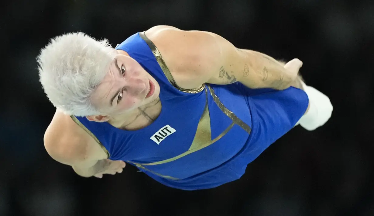 Atlet anggar Italia Alice Volpi berdiri saat melawan Mesir pada pertandingan perempat final tim putri Olimpiade Paris 2024  di Grand Palais, Kamis, 1 Agustus 2024. (AP Photo/Rebecca Blackwell)