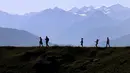 Orang-orang berjalan dari gunung 'Kitzbuheler Horn' (1.996 meter) di pegunungan Alpen dekat Kitzbuhel, Austria (27/10/2019). Kitzbühel ialah sebuah kota di Tirol, Austria. (AP Photo/Matthias Schrader)