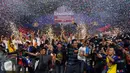 Suporter Arema Cronus berlarian merayakan kemenangan tim Singo Edan di laga final Piala Bhayangkara 2016 melawan Persib di Stadion GBK Jakarta, Minggu (3/4/2016). Arema Cronus unggul 2-0 atas Persib. (Liputan6.com/Helmi Fithriansyah)