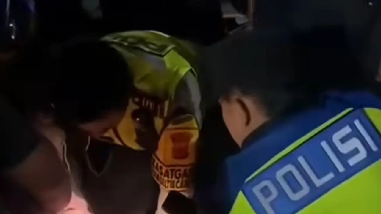 Polisi evakuasi pemudik yang terperosok ke parit
