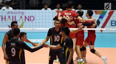 Pemain Timnas voli putra Indonesia saat melawan Jepang di Semifinal Kejuaraan Voli Asia 2017 di GOR Tri Dharma, Gresik, Senin (31/7). Indonesia kalah 3-0 (17-25, 24-26, 23-25). (Liputan6.com/Helmi Fithriansyah)